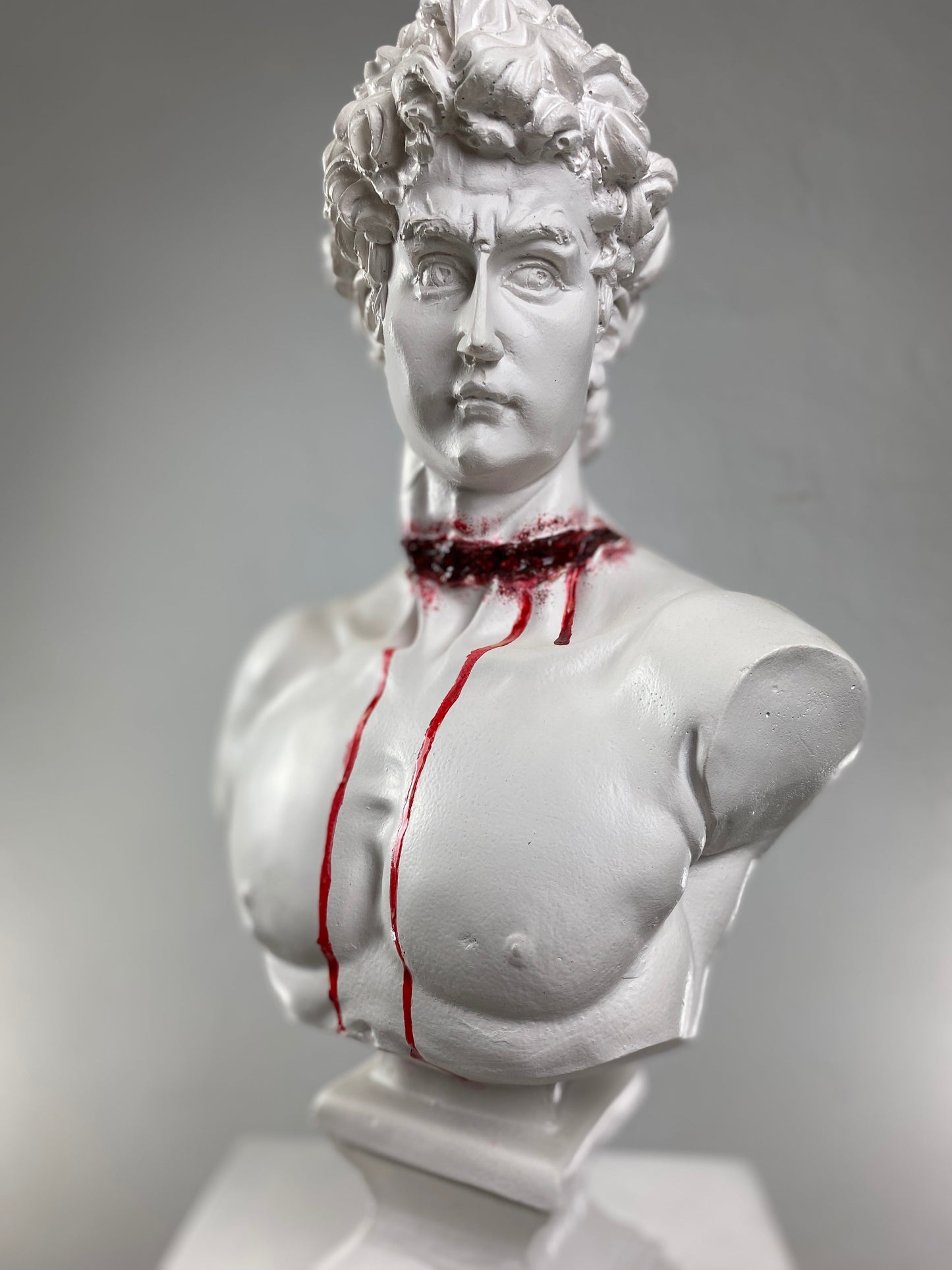 David Cut Throat Büyük Heykel