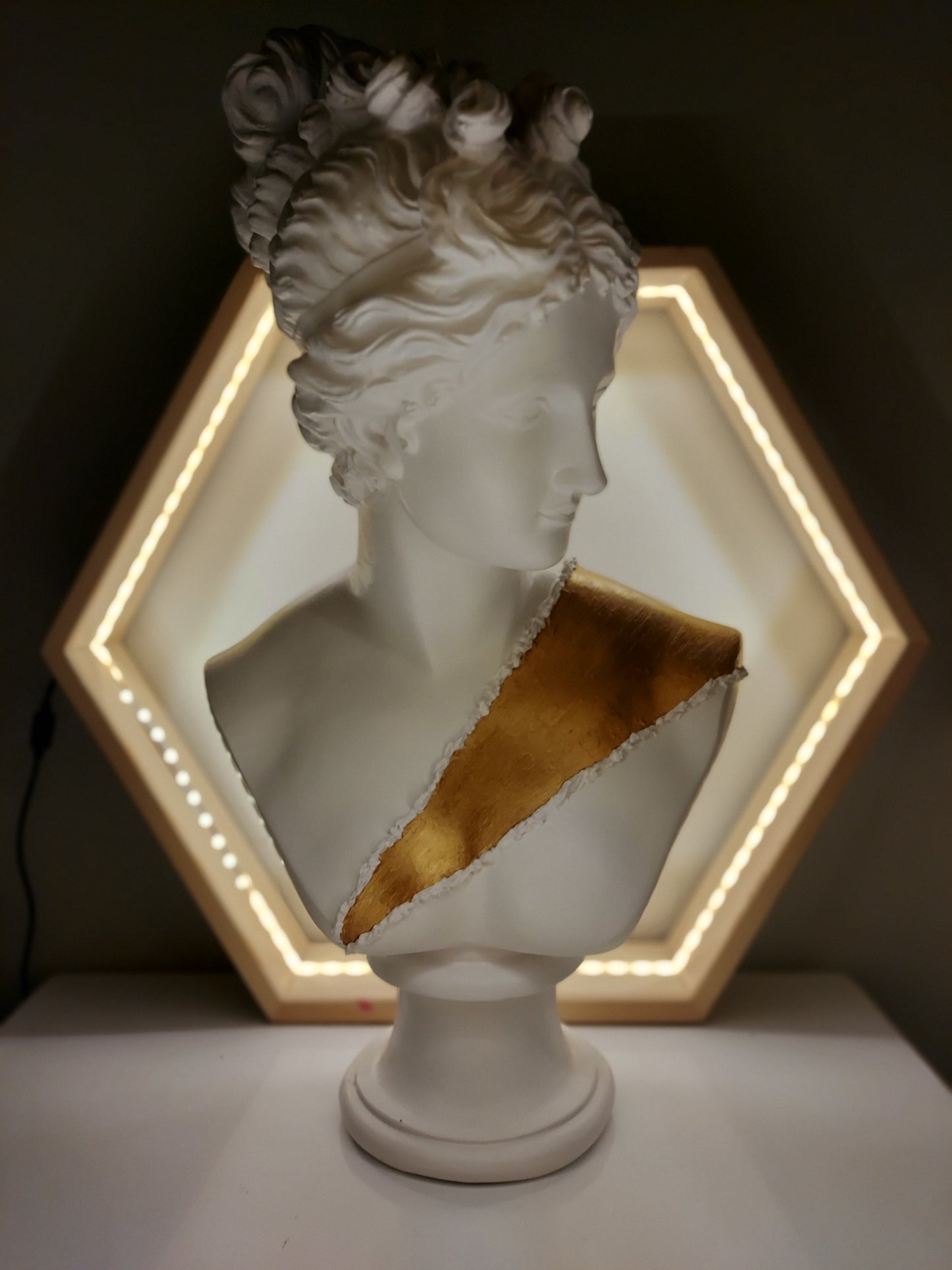 Diana Gold Belt Heykel