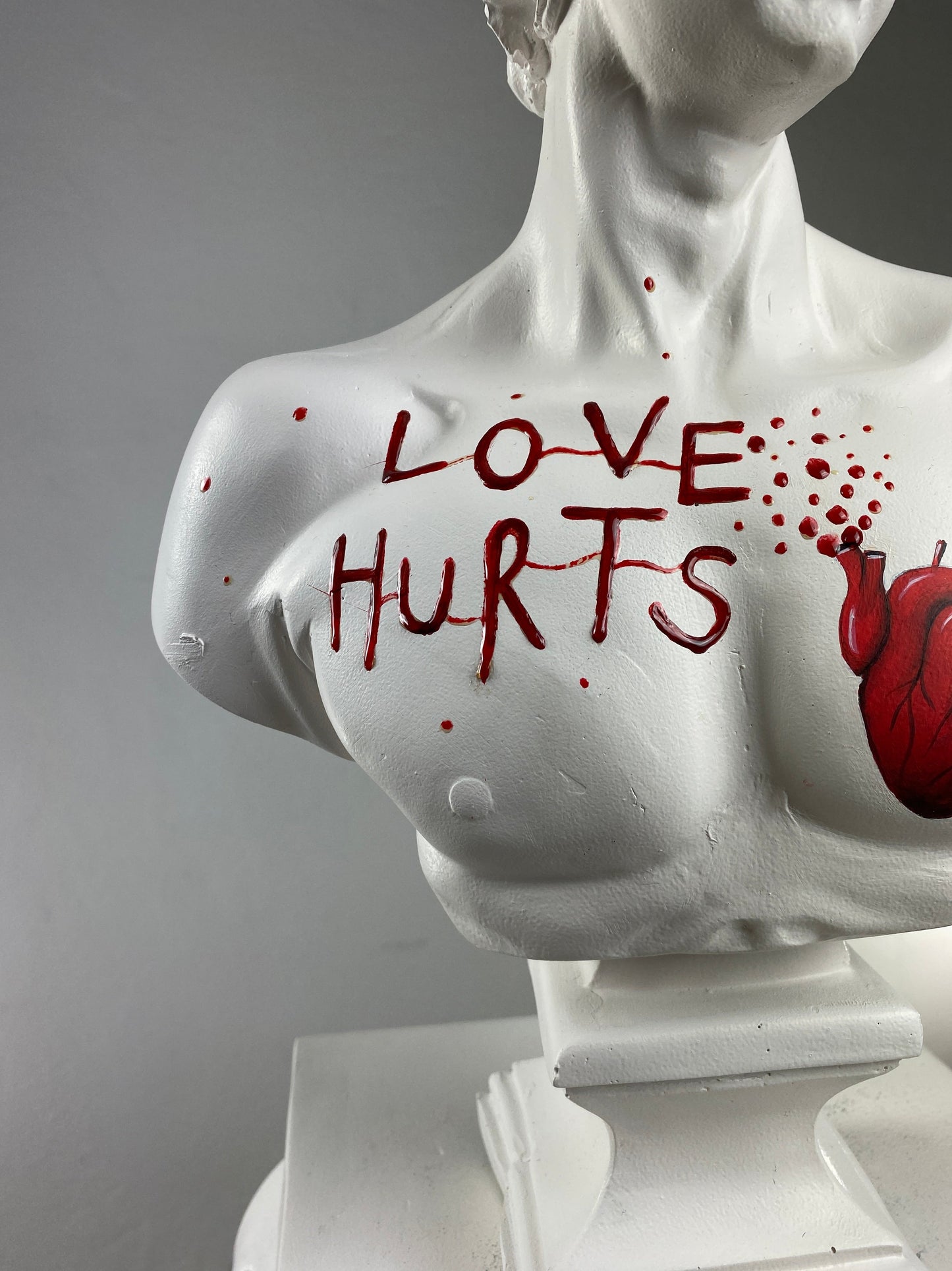 David Love Hurts Büyük Heykel