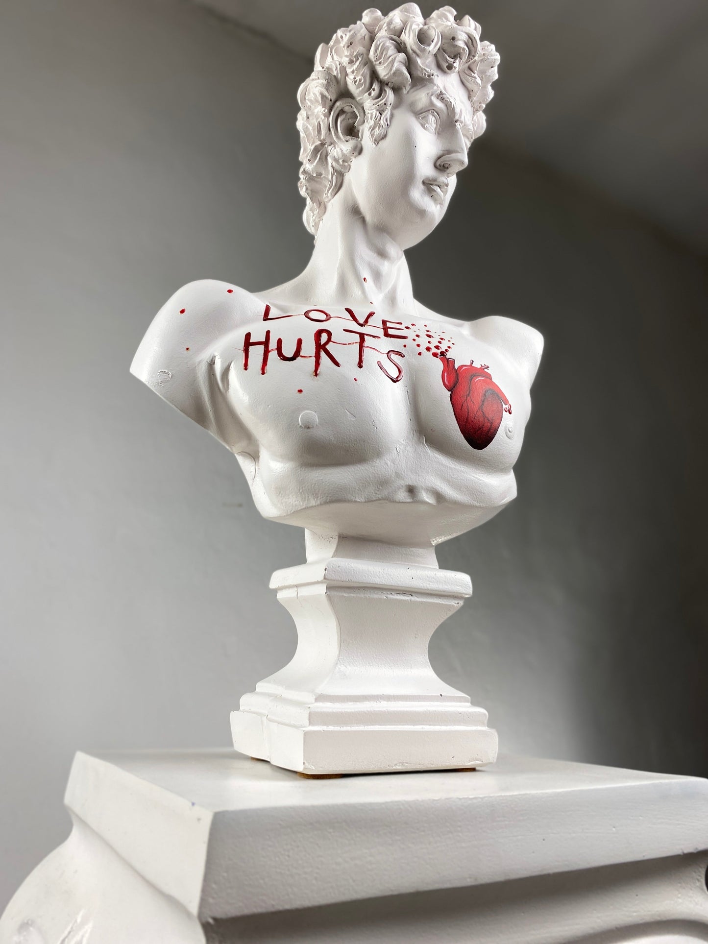David Love Hurts Büyük Heykel