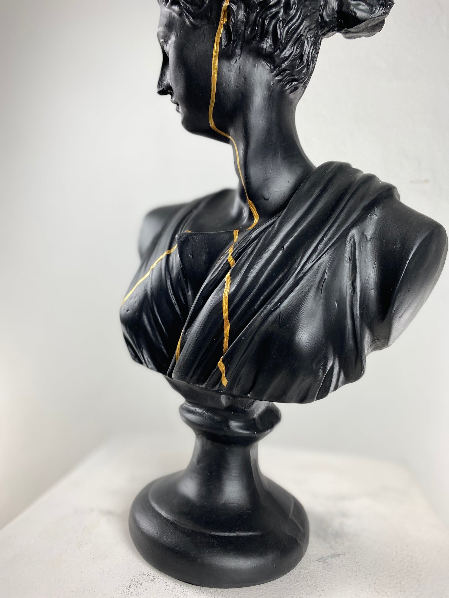 Artemis Gold Streak Heykel