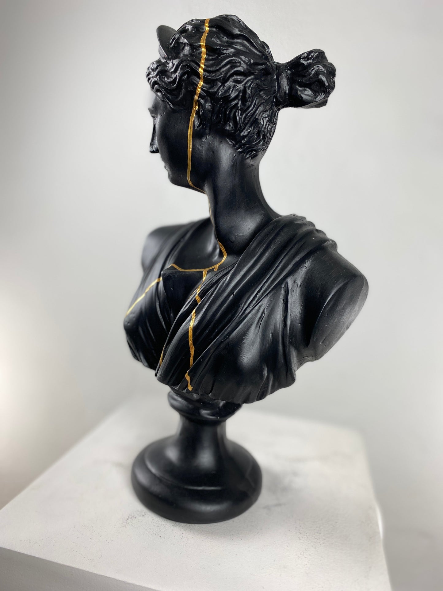 Artemis Gold Streak Heykel