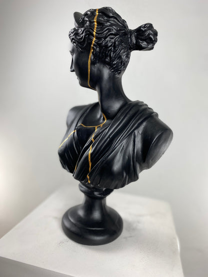 Artemis Gold Streak Heykel